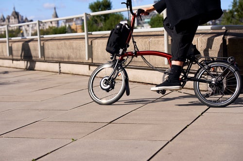 A lifestyle shot of a brompton p line electric on the pavement